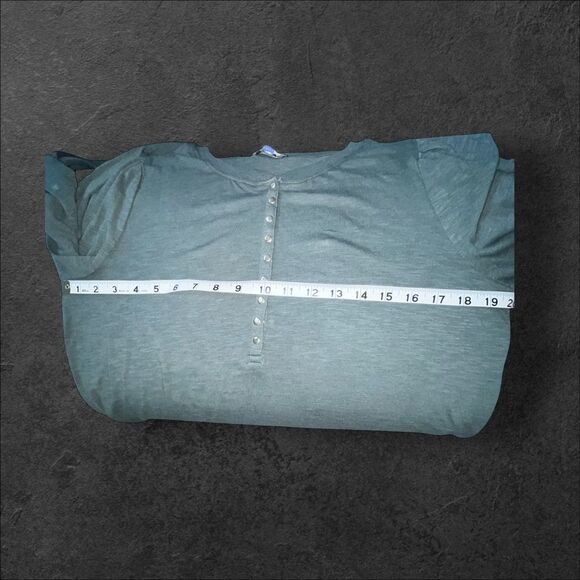 New with Tags Democracy Long Sleeve Crew Neck with Gold Tone Snap Buttons - Picture 8 of 12